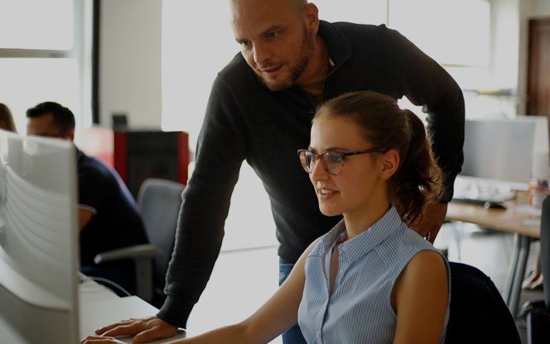 dos empleados de oqotech trabajando en la seccion oqosafe dos empleados de oqotech trabajando en la seccion oqosafe